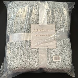 Alpine Valley Cozy Sherpa Throw